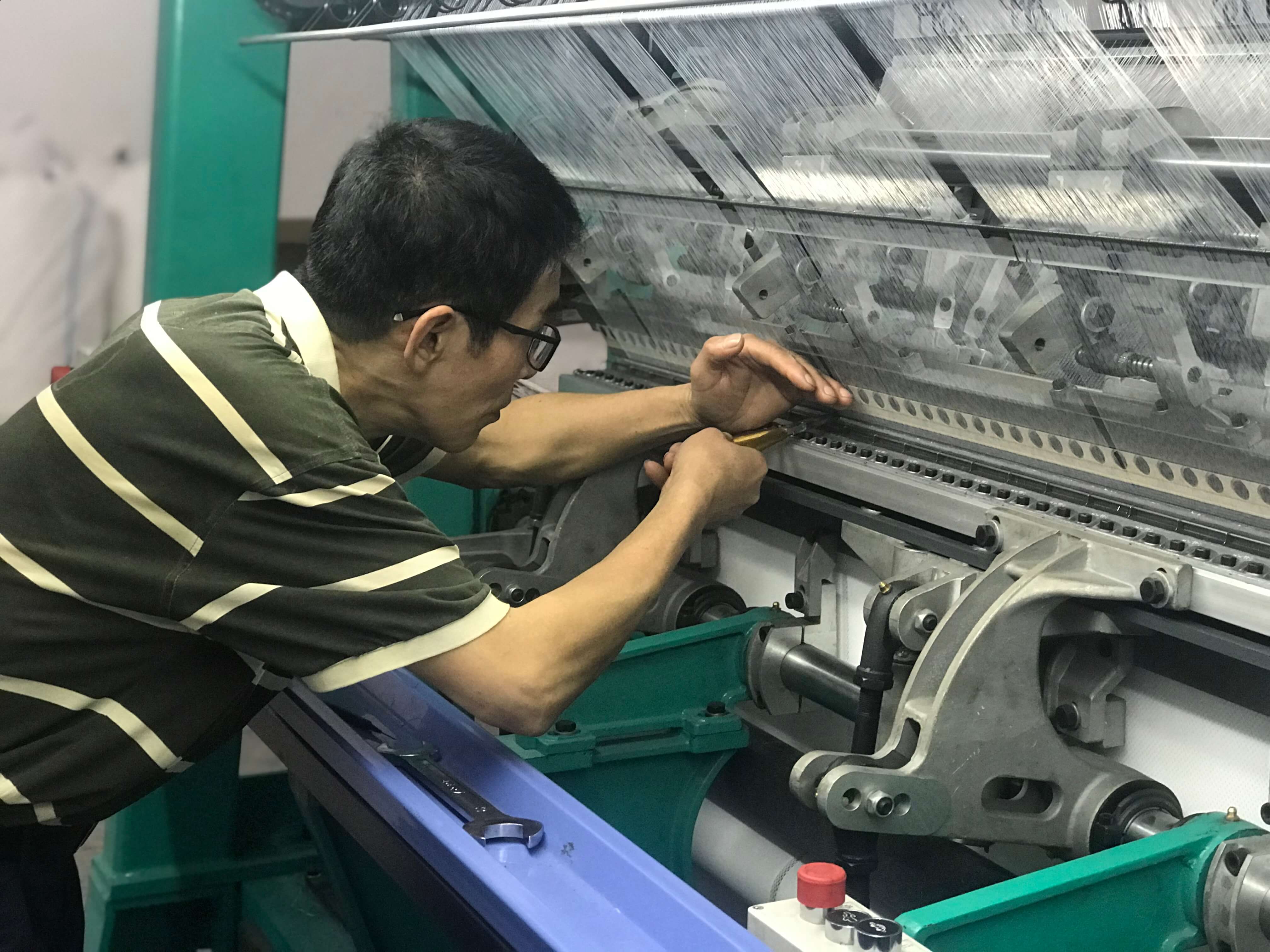 Instalaci&oacute;n de m&aacute;quina de tejer por urdimbre con barra de doble aguja en el extranjero
